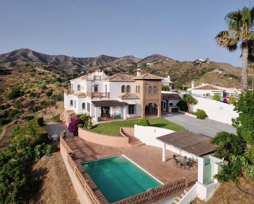 Vista aérea de una villa de lujo con piscina grabada por Nilu Films